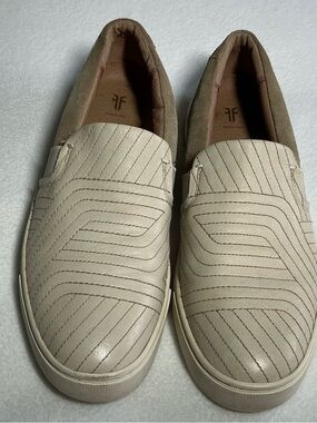 Frye Women's Slip-On Flats in Beige and Taupe size 8